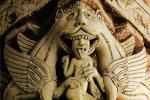 Dragon dévorant un homme, Collégiale Saint Pierre, Chauvigny, XIIe s.